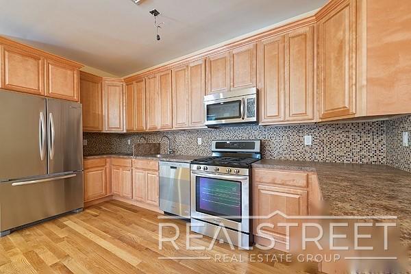 Building Photo - Renovated 3 BR 2 BA in Crown Heights