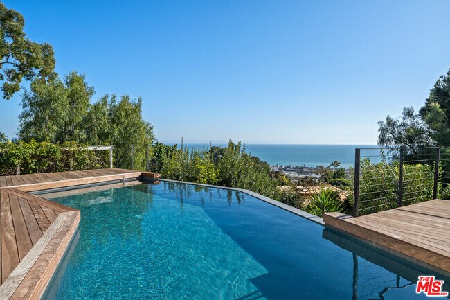 Foto del edificio - 23812 Malibu Crest Dr