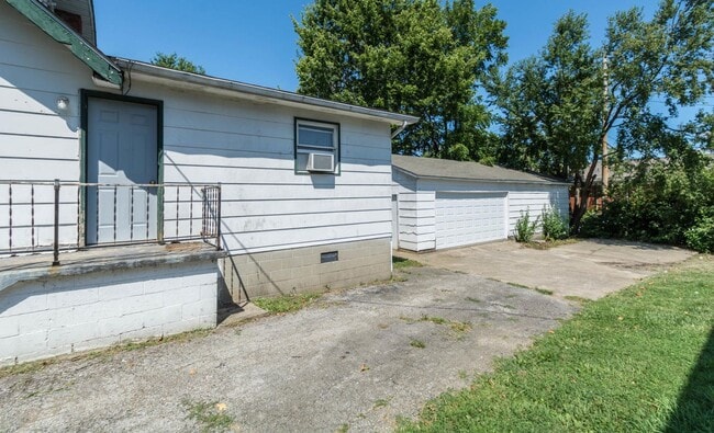 Photo - 409 E 16th - 4Bed/2Bath - Huge Garage Space Included! House
