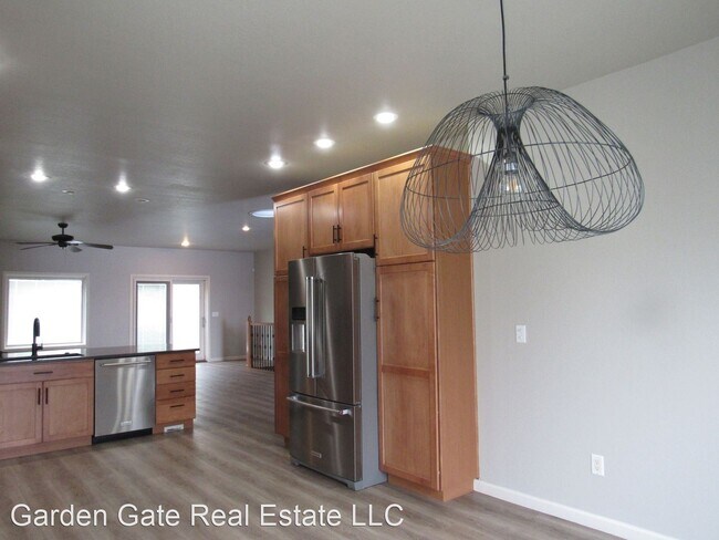 Building Photo - 3 br, 3 bath House - 930 Recluse