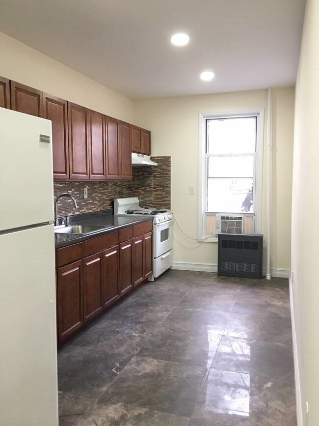 Foto del edificio - 1611 McDonald Ave