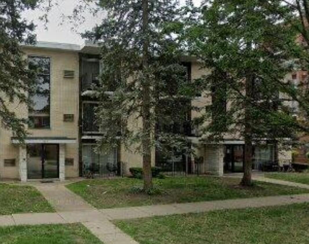 This is a spacious slightly over 900 square foot one bedroom apartment in the downtown Des Plaines a - 1353 Perry St