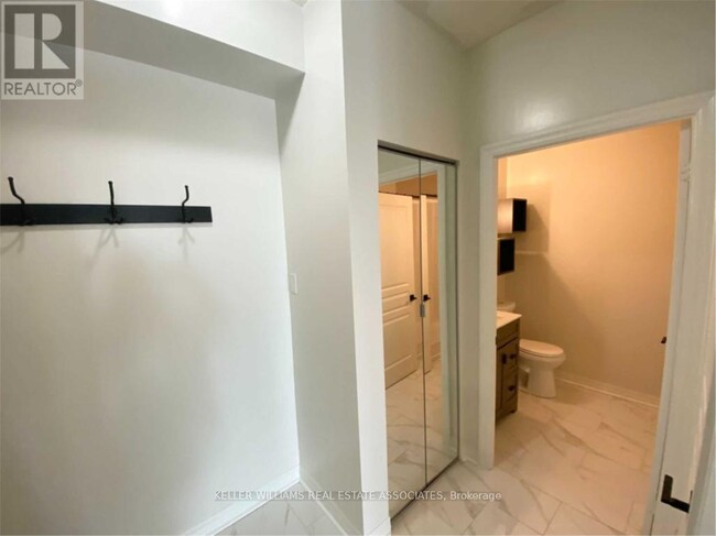 Photo du bâtiment - 3515-3515 Kariya Dr