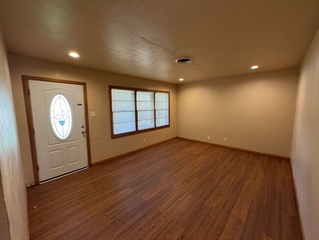 Building Photo - 1005 Willard