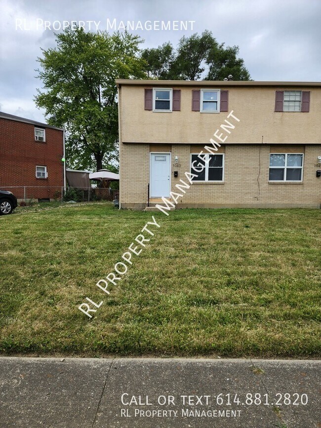 Building Photo - Spacious 3 bedroom 1.5 bathroom town home