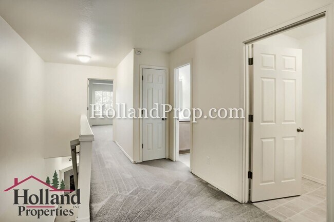 Building Photo - Modern Townhome Near MAX, Nike & High-Tech Corridor