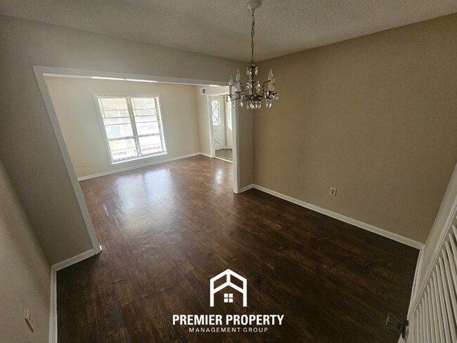 Foto del edificio - Charming 3BR/2BA Home in 38115 | Hardwood Floors, Fireplace & 2-Car Garage