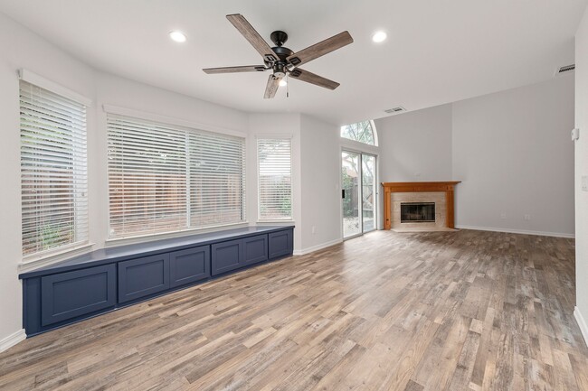 Building Photo - Newly Remodeled Townhome in Desirable Comm...