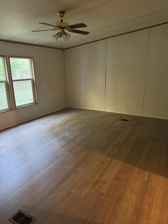 Building Photo - 1020 Little Perry Rd