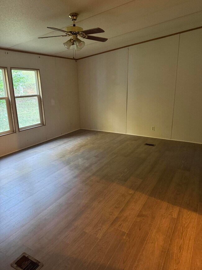 Foto del edificio - 1020 Little Perry Rd