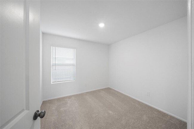 Building Photo - 621 Roaring Fls Dr