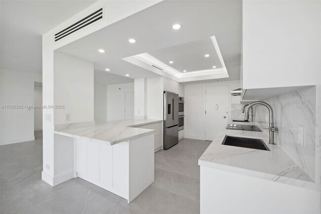 Foto del edificio - 5065 Collins Ave