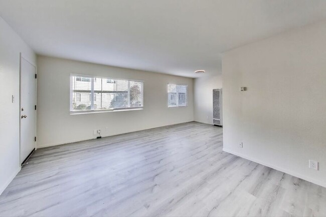 Building Photo - Spacious 1bedroom - Walking Distance to La...