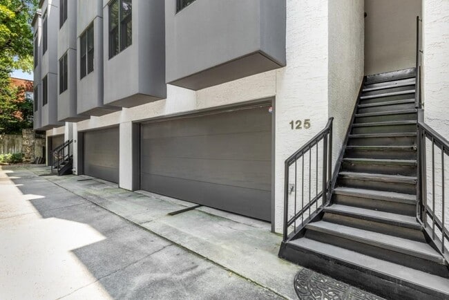 Building Photo - 675 Greenwood Ave NE