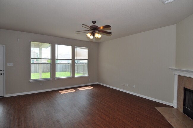 Foto del edificio - 4 Bedroom 2.5 Bath in Hutto!