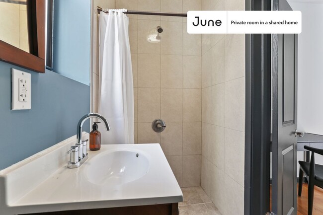 Foto del edificio - Private bedroom in 4 bed/3 bath Home