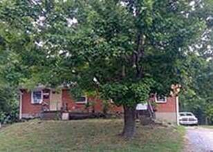 Building Photo - 1857 Chatsworth Dr