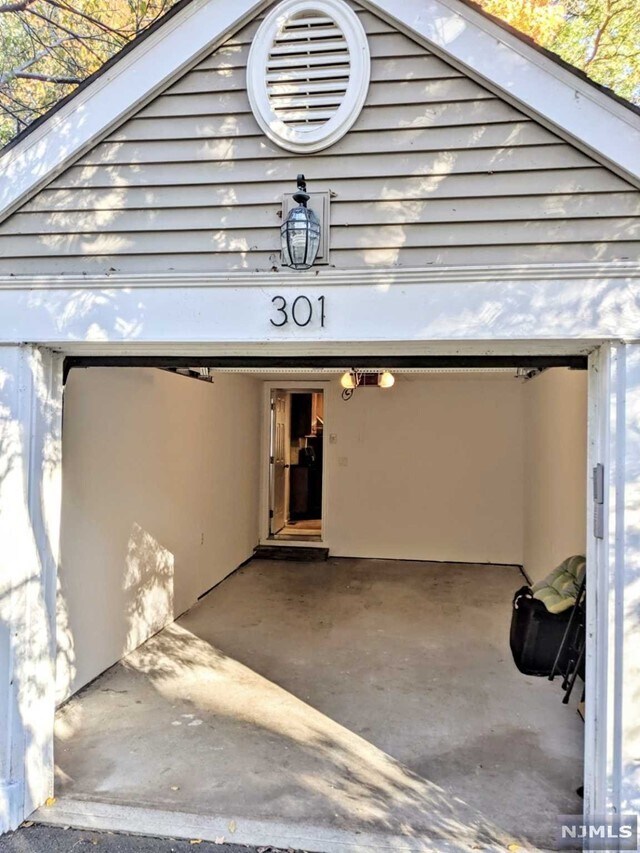 Building Photo - 301 Oak St