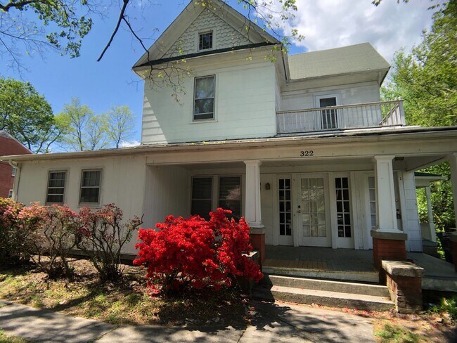 Foto del edificio - Great 2nd floor apt next to Greensboro College and convenient to downtown!