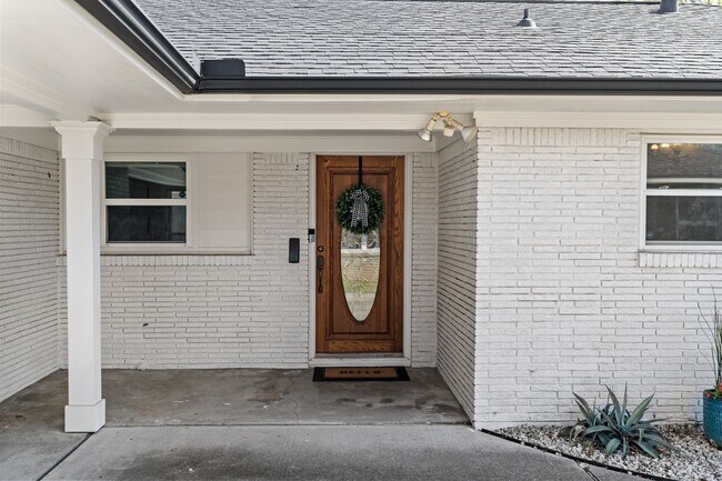 Building Photo - 1902 De Milo Dr