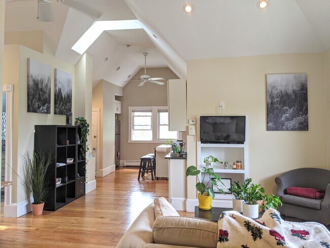 Building Photo - 162 Wachusett St