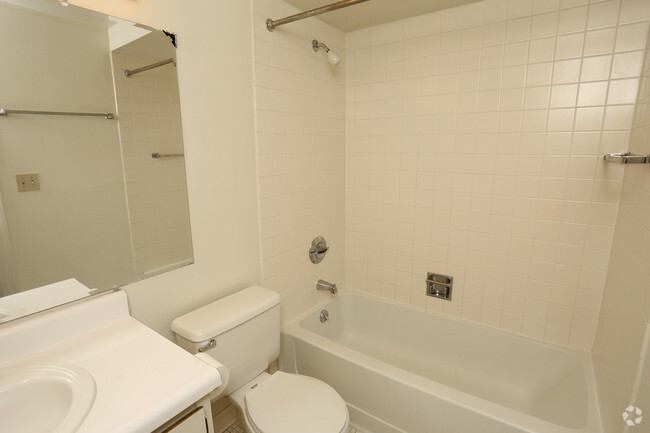 1HAB, 1BA - 740 FT² - Baño - University Plaza Apartments