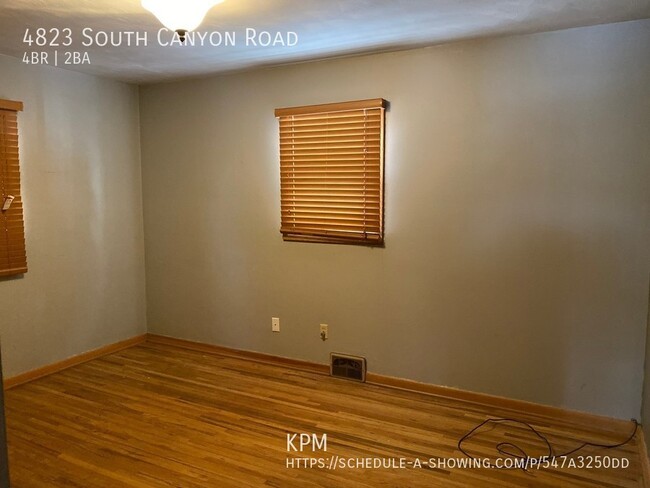 Building Photo - 4 BEDROOM | 2 BATH | LARGE FENCED IN YARD ...