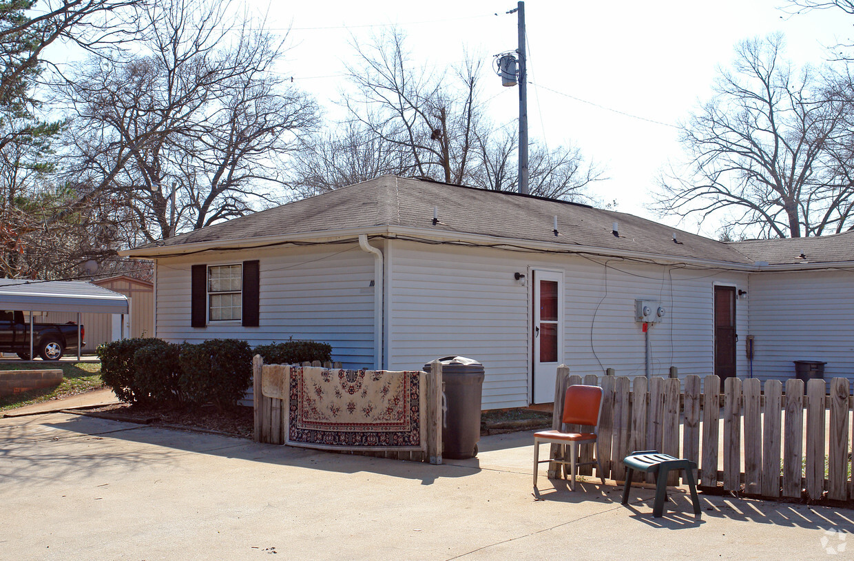 Building Photo - 115 Davis St
