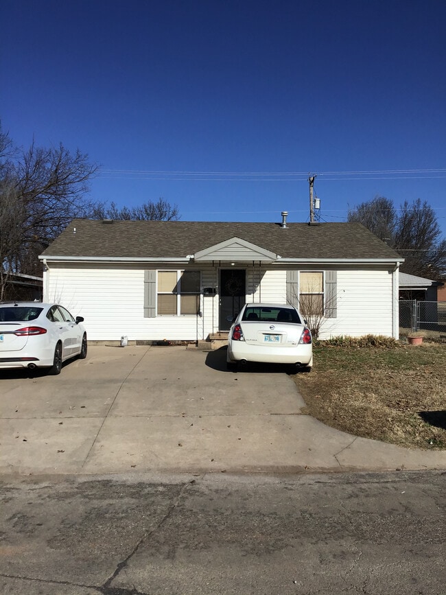Building Photo - 1702 W Admiral Ave