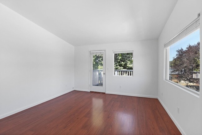 Building Photo - 2 Bed 2 Bath Condo - Assigned Parking - NAS Whidbey