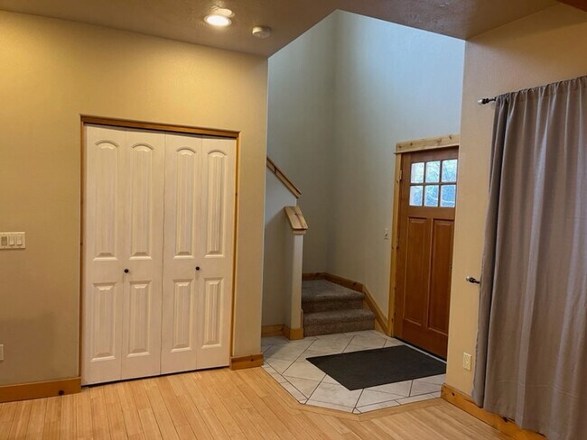Foto del edificio - Charming 3 Bed + Loft Row Home in Quiet Neighborhood | 2.5 Baths | 2-Car Garage