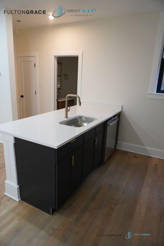 Building Photo - 5 bedroom in Chicago IL 60625