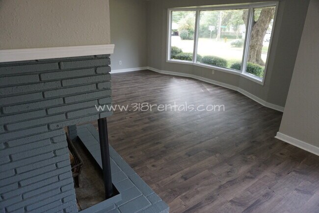 Building Photo - 4747 Crescent Dr