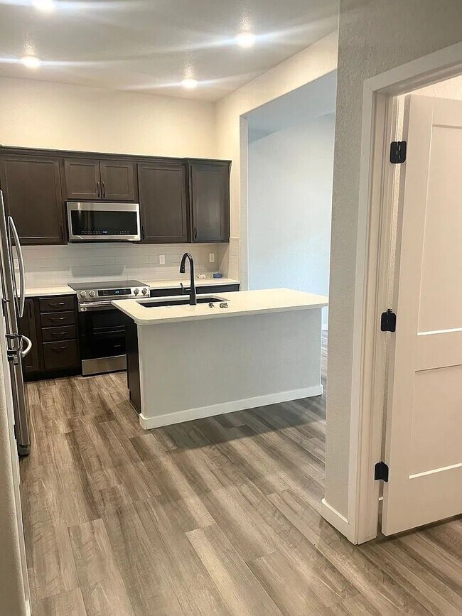 Foto del edificio - 2828 Straus Ln