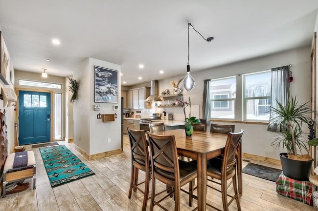 Entrance / Dining Area - 11336 Wolverine Cir