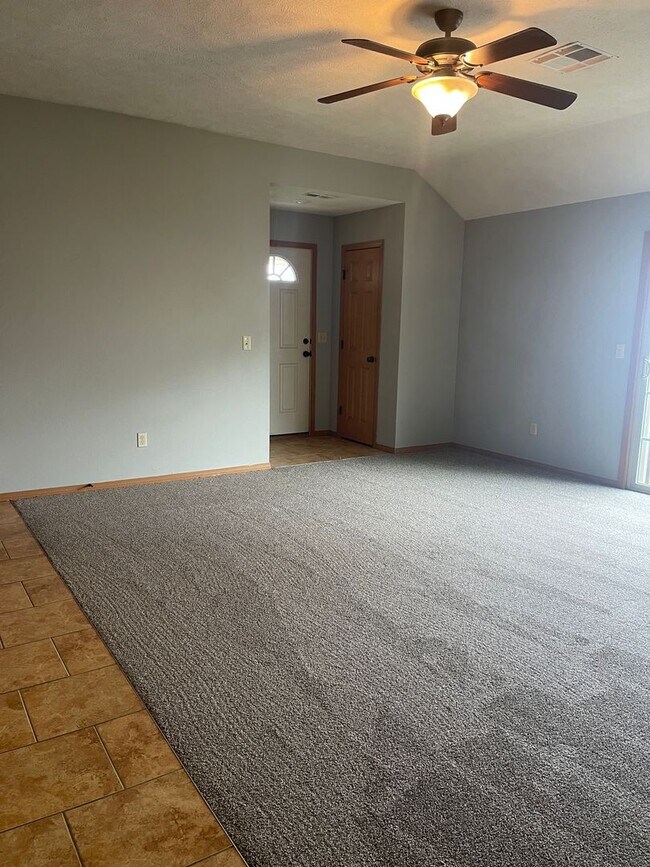Foto del edificio - 705-707 E Watermill Cir