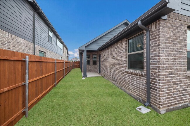 Building Photo - 3940 Mercedes Bend