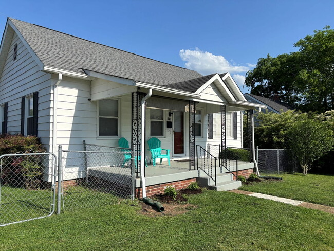 Foto del edificio - Nicely Remodeled 2BR/1BA near Blue Turtle ...