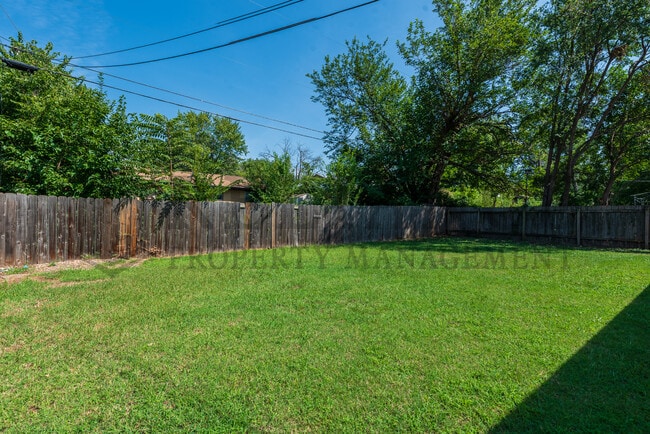 Building Photo - 1022 S Capri Ln