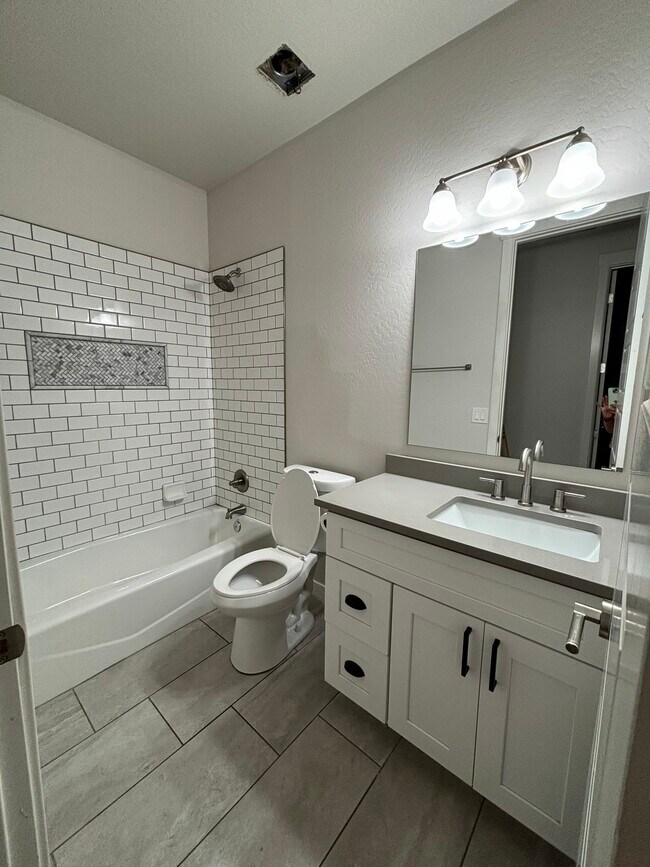 Building Photo - 1673 Stratford Pl