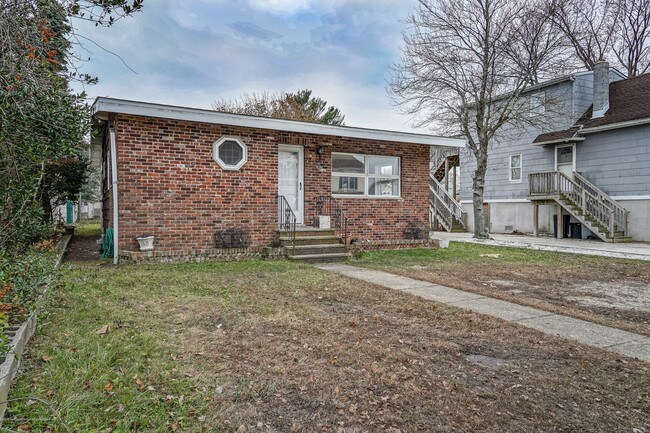 Building Photo - 524 E Bayview Ave