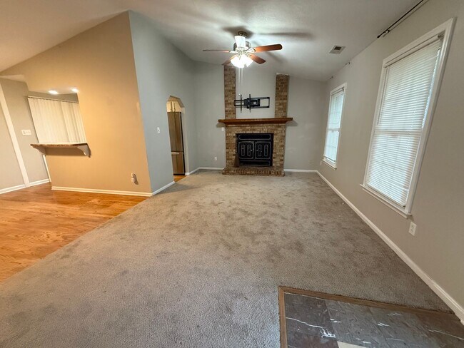 Building Photo - Single Family Ranch Style Home