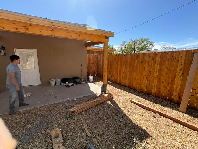 Building Photo - 1709 Espinacitas St