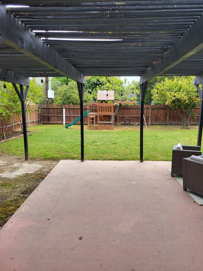 Foto del edificio - 1307 W Noble Ave