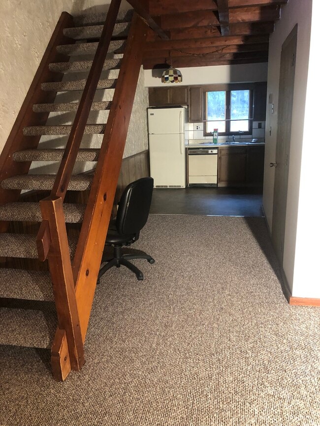 Downstairs and kitchen and half bath - 3285 McClure Hollow Rd