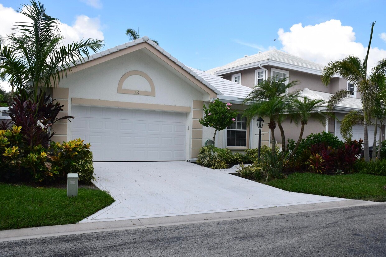 Foto principal - 210 Canterbury Dr W