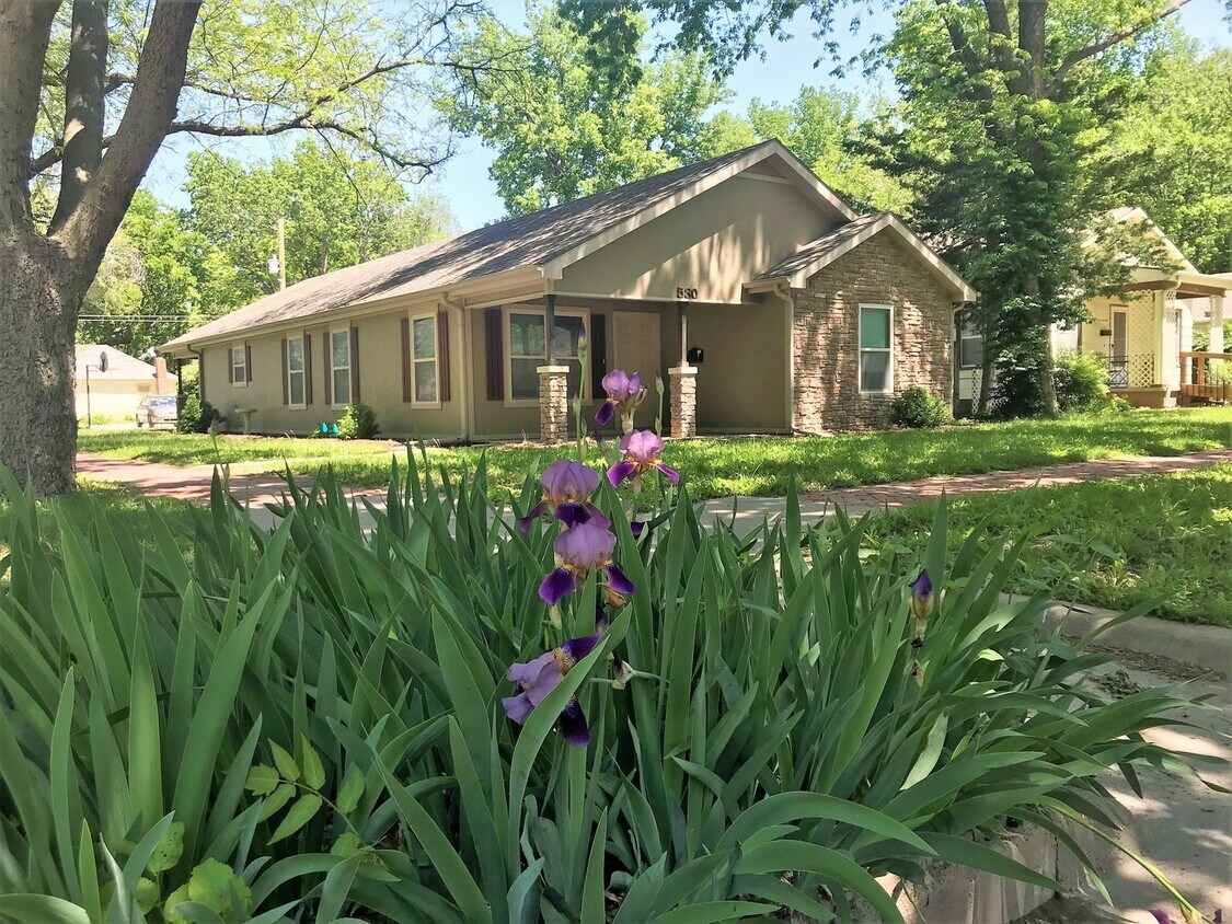 Downtown Shopping Centers + Washer & Dryer... House Rental in