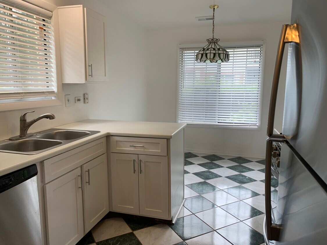 Primary Photo - 320 Pembroke Ct