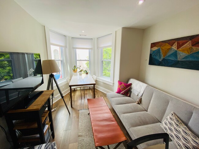 Livingroom with bay windows - 602 M St NW