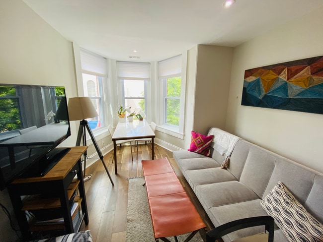 Livingroom with bay windows - 602 M St NW